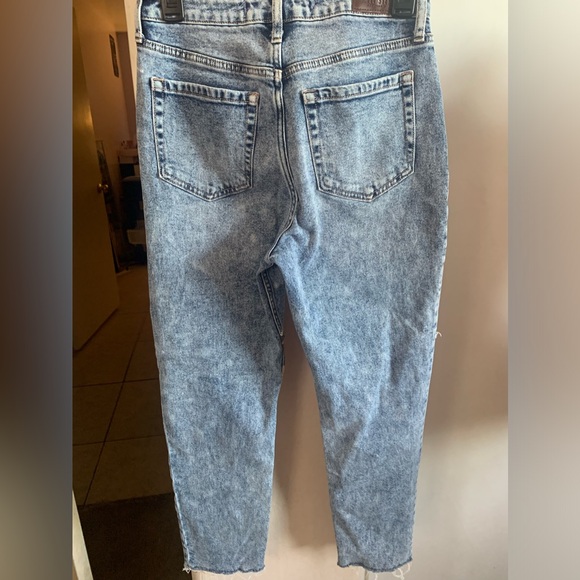 EUC Hollister distressed jeans w/patchwork and raw hem. Ultra high rise Size 26 - Picture 3 of 3